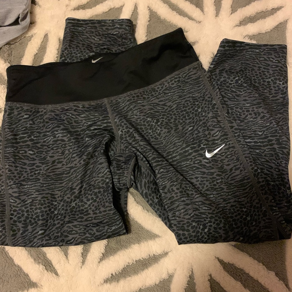 SMALL NIKE CROPPED LEGGINGS